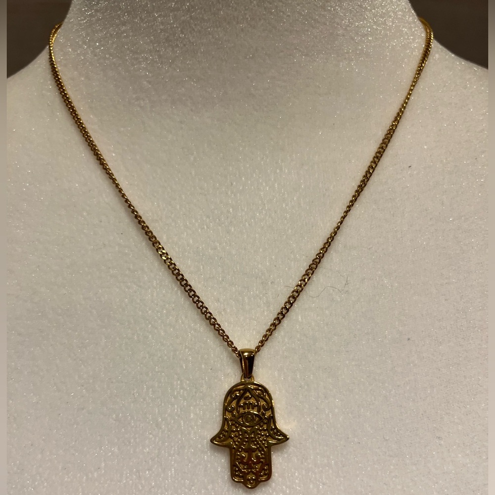 Elegant Gold Hamsa Pendant Necklace - Picture 3 of 6